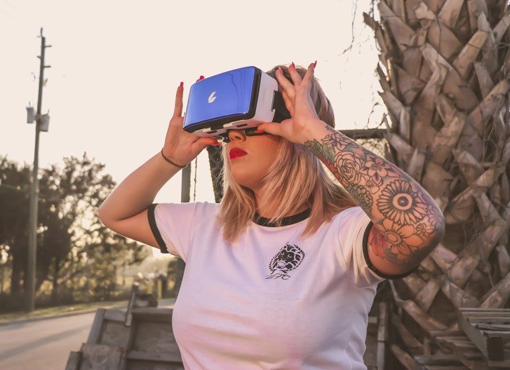 Girl exploring VA with a Oculus Rift